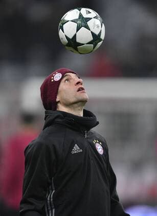 Vor dem Spiel: Thomas Müller FC Bayern München köpft mit Ball Aktion Champions League CL Gruppenphase FC Bayern München FCB vs Atletico Madrid 06.12.2016