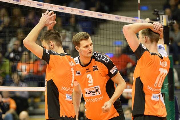 Volleyball, Herren, Saison 2016 17 CEV Champions League, 1. Spieltag, BR Volleys - Cucine Lube Civitanova, Aleksandar Okolic (Nr. 1, Berlin Recycling Volleys), Robert Kromm (Nr. 3, Berlin Recycling Volleys), Sebastian Kühner (Nr. 10, Berlin Recycling Volleys), 06.12.16,