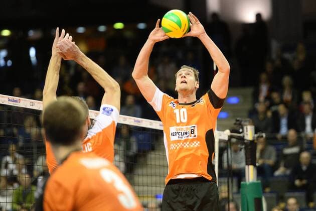Volleyball, Herren, Saison 2016 17 CEV Champions League, 1. Spieltag, BR Volleys - Cucine Lube Civitanova, Robert Kromm (Nr. 3, Berlin Recycling Volleys), Aleksandar Okolic (Nr. 1, Berlin Recycling Volleys), Sebastian Kühner (Nr. 10, Berlin Recycling Volleys), 06.12.16,