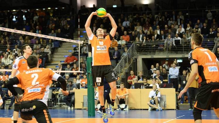Volleyball, Herren, Saison 2016 17 CEV Champions League, 1. Spieltag, BR Volleys - Cucine Lube Civitanova, Graham Vigrass (Nr. 8, Berlin Recycling Volleys), Steven Marshall (Nr. 2, Berlin Recycling Volleys), Sebastian Kühner (Nr. 10, Berlin Recycling Volleys), Aleksandar Okolic (Nr. 1, Berlin Recycling Volleys), 06.12.16,