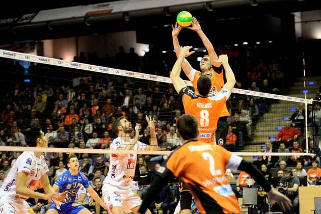 Volleyball, Herren, Saison 2016 17 CEV Champions League, 1. Spieltag, BR Volleys - Cucine Lube Civitanova, Enrico Cester (Nr. 12, Cucine Lube Civitanova), Steven Marshall (Nr. 2, Berlin Recycling Volleys), Graham Vigrass (Nr. 8, Berlin Recycling Volleys), Sebastian Kühner (Nr. 10, Berlin Recycling Volleys), 06.12.16,