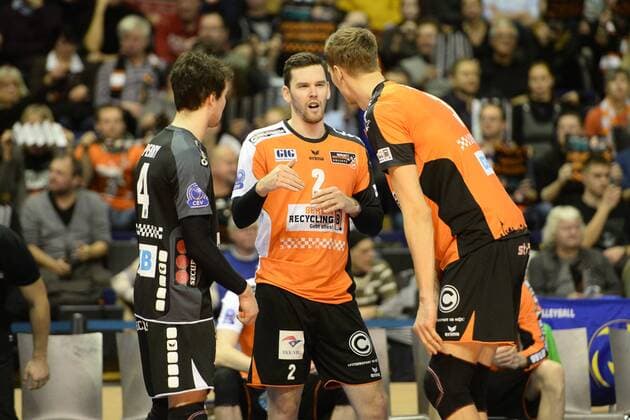 Volleyball, Herren, Saison 2016 17 CEV Champions League, 1. Spieltag, BR Volleys - Cucine Lube Civitanova, Luke Perry (Nr. 4, Berlin Recycling Volleys), Steven Marshall (Nr. 2, Berlin Recycling Volleys), Robert Kromm (Nr. 3, Berlin Recycling Volleys), 06.12.16,