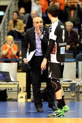 Volleyball, Herren, Saison 2016 17 CEV Champions League, 1. Spieltag, BR Volleys - Cucine Lube Civitanova, Cheftrainer Roberto Serniotti (Berlin Recycling Volleys), Luke Perry (Nr. 4, Berlin Recycling Volleys), 06.12.16,