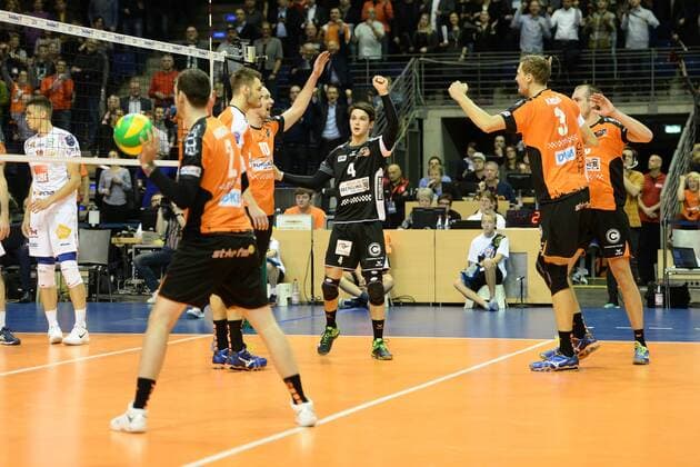 Volleyball, Herren, Saison 2016 17 CEV Champions League, 1. Spieltag, BR Volleys - Cucine Lube Civitanova, Jubel bei den BR Volleys nach einem Punktgewinn, 06.12.16,