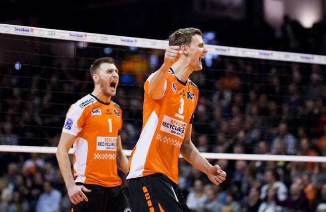 Berlin, Deutschland, 06.12.2016: Volleyball CEV Championsleague Saison 2016 2017 - Berlin Recycling Volleys - Cucine Lube Civitanova. Aleksandar Okolic (BR Volleys 1) und Robert Kromm (BR Volleys 3) jubeln