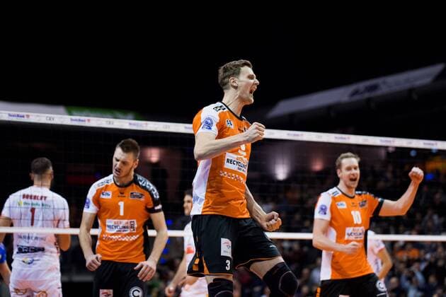 Berlin, Deutschland, 06.12.2016: Volleyball CEV Championsleague Saison 2016 2017 - Berlin Recycling Volleys - Cucine Lube Civitanova. Aleksandar Okolic (BR Volleys 1), Robert Kromm (BR Volleys 3) und Sebastian Kühner Kuehner (BR Volleys 10) jubeln