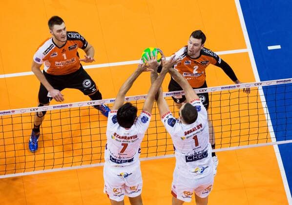 Berlin, Deutschland, 06.12.2016: Volleyball CEV Championsleague Saison 2016 2017 - Berlin Recycling Volleys - Cucine Lube Civitanova. Steven Marshall (BR Volleys 2) und Aleksandar Okolic (BR Volleys 1) gegen den Block aus Dragan Stankovic (Lube 7) und Tsvetan Sokolov (Lube 1)