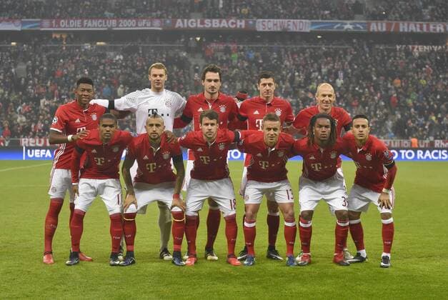 Fußball, CL, Bayern München - Atletico Madrid 06.12.2016, Fussball Champions-League 2016 2017, Vorrunde 6.Spieltag in der Allianzarena München. Mannschaftsfoto. hintere Reihe v.l. David Alaba , Torwart Manuel Neuer, Mats Hummels, Robert Lewandowski und Arjen Robben vordere Reihe v.l. Douglas Costa, Arturo Vidal, Juan Bernat, Rafinha, Renato Sanches und Thiago