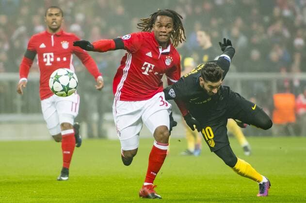 Fußball, CL, Bayern München - Atletico Madrid GER, UEFA CL, FC Bayern Muenchen (GER) vs Atletico Madrid (ESP) 06.12.2016, Allianz Arena, Muenchen, GER, UEFA CL, FC Bayern Muenchen (GER) vs Atletico Madrid (ESP) , Gruppe D, im Bild Renato Sanches (FCB 35) im kampf mit Oliver Torres (Atletico 10) im hintergrund Douglas Costa (FCB 11) Foto © nordphoto Straubmeier nordphotox xStraubmeier