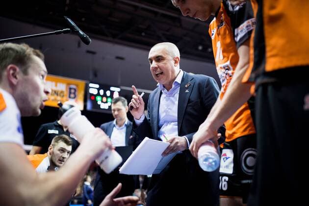 Berlin, Deutschland, 06.12.2016: Volleyball CEV Championsleague Saison 2016 2017 - Berlin Recycling Volleys - Cucine Lube Civitanova. Trainer Roberto Serniotti (BR Volleys)