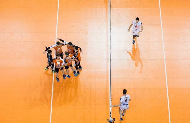 Themen der Woche - SPORT Bilder des Tages - SPORT Berlin, Deutschland, 06.12.2016: Volleyball CEV Championsleague Saison 2016 2017 - Berlin Recycling Volleys - Cucine Lube Civitanova. Spielfeld Übersicht, BR Volleys jubeln.