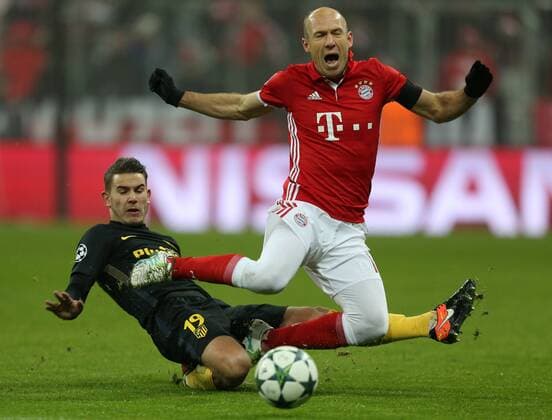 Fußball, CL, Bayern München - Atletico Madrid SOCCER - CL, Bayern vs Madrid MUNICH,GERMANY,06.DEC.16 - SOCCER - UEFA Champions League, group stage, FC Bayern Muenchen vs Atletico Madrid. Image shows Lucas Hernandez (Atletico) and Arjen Robben (Bayern). GEPAxpictures xThomasxBachun