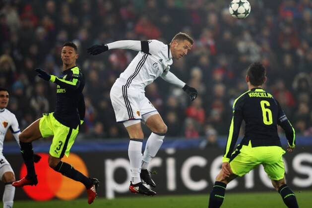 Fußball, CL, FC Basel - FC Arsenal SOCCER - CL, Basel vs Arsenal BASEL,SWITZERLAND,06.DEC.16 - SOCCER - UEFA Champions League, group stage, FC Basel vs Arsenal FC. Image shows Kieran Gibbs (Arsenal) and Marc Janko (Basel). GEPAxpictures xMatthiasxHauer