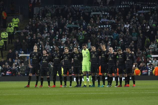 FuÃŸball, CL, Manchester City - Celtic Glasgow 06.12.2016. Manchester, England. UEFA Champions League football, group stages. Manchester City versus Glasgow Celtic. Celtic observe a minute s silence before tonight s game in memory of the players and staff of the Brazilian team Chapecoense who lost their lives in a plane crash last week. xAlanxMartinx  ActionPlus11817601