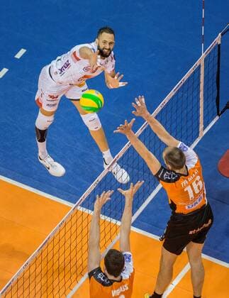 Berlin, Deutschland, 06.12.2016: Volleyball CEV Championsleague Saison 2016 2017 - Berlin Recycling Volleys - Cucine Lube Civitanova. Osmany Juantorena (Lube 5) gegen den Block aus Graham Vigrass (BR Volleys 8) und Wouter ter Maat (BR Volleys 16)