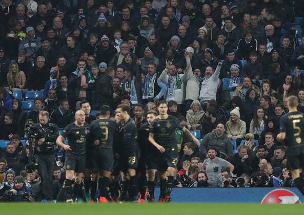 Fußball, CL, Manchester City - Celtic Glasgow Football - 2016 2017 UEFA Champions League - Group C: Manchester City vs. Celtic Patrick Roberts of Celtic celebrates as Celtic fans in the Manchester end jump up during the match at the Ethihad Stadium. COLORSPORT LYNNE CAMERON 