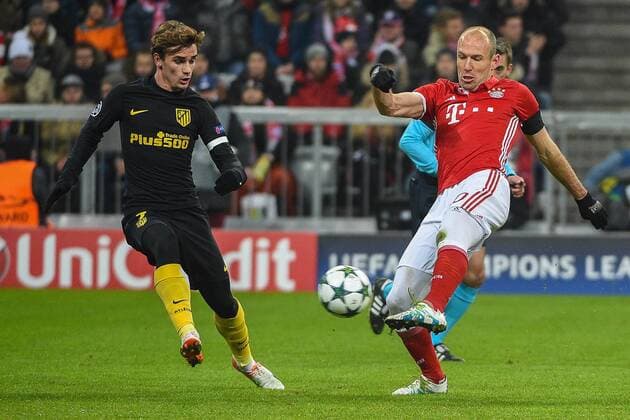 Fußball, CL, Bayern München - Atletico Madrid GER, Champions League, FC Bayern Muenchen vs Atletico Madrid 06.12.2016, Allianz-Arena, Muenchen, GER, Champions League, FC Bayern Muenchen vs Atletico Madrid, im Bild im Zweikampf, Aktion, mit von links Antoine Griezmann (Atletico Madrid 7) und Arjen Robben (FC Bayern Muenchen 10) nordphotox xSchreyer