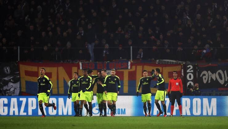 Fußball, CL, FC Basel - FC Arsenal SOCCER - CL, Basel vs Arsenal BASEL,SWITZERLAND,06.DEC.16 - SOCCER - UEFA Champions League, group stage, FC Basel vs Arsenal FC. Image shows the rejoicing of team Arsenal. GEPAxpictures xMatthiasxHauer