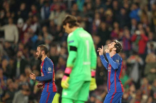 Fußball, CL, FC Barcelona - Borussia Mönchengladbach 06.12.2016, Fussball UEFA Champions League 2016 2017, Gruppenphase, 6.Spieltag, FC Barcelona Barca - Borussia Mönchengladbach im Stadion Camp Nou Barcelona (Spanien). Jubel Aleix Vidal (li., FC Barcelona) und Torschütze Lionel Messi (re., FC Barcelona) zum Tor zum 1:0 , Aleix Vidal (FC Barcelona) 