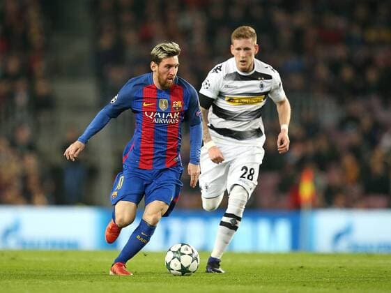 Fußball, CL, FC Barcelona - Borussia Mönchengladbach 06.12.2016, Fussball UEFA Champions League 2016 2017, Gruppenphase, 6.Spieltag, FC Barcelona Barca - Borussia Mönchengladbach im Stadion Camp Nou Barcelona (Spanien). v.l. Lionel Messi (FC Barcelona) gegen Andre Hahn (Gladbach) 