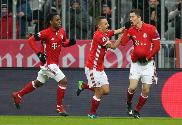 SOCCER - CL, Bayern vs Madrid MUNICH,GERMANY,06.DEC.16 - SOCCER - UEFA Champions League, group stage, FC Bayern Muenchen vs Atletico Madrid. Image shows the rejoicing of Renato Sanches, Rafinha and Robert Lewandowski (Bayern). GEPAxpictures xThomasxBachun