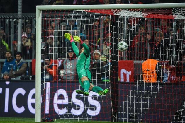 GER, Champions League, FC Bayern Muenchen vs Atletico Madrid 06.12.2016, Allianz-Arena, Muenchen, GER, Champions League, FC Bayern Muenchen vs Atletico Madrid, im Bild Torwart Jan Oblak (Atletico Madrid 13) kassiert das 1:0 durch Freistoss Robert Lewandowski (FC Bayern Muenchen 9) nordphotox xSchreyer