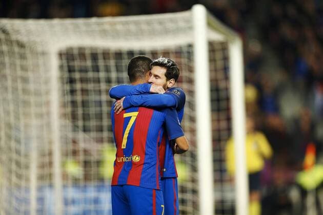 Bilder des Tages - SPORT Fußball, CL, FC Barcelona - Borussia Mönchengladbach FC Barcelona Barca s Argentinian striker Lionel Messi celebrates his 1-0 goal for the tam against Borussia Monchengladbach with teammate Arda Turan during their Champions League 6th round match at Camp Nou stadium in Barcelona, Catalonia, Spain, 06 December 2016. EFE Alejandro Garcia BARCELONA VS. BORUSSIA MONCHENGLADBACH !ACHTUNG: NUR REDAKTIONELLE NUTZUNG!  BCN001 20161206-636166561971706599