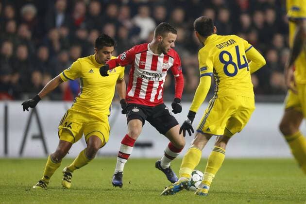 Fußball, CL, PSV Eindhoven - FK Rostow (L-R), Christian Noboa of FK Rostov, Bart Ramselaar of PSV, Aleksandr Gatskan of FK Rostovduring the UEFA Champions League group D match between PSV Eindhoven and FK Rostov on December 06, 2016 at the Philips stadium in Eindhoven, The Netherlands. PSV v FK Rostov UEFA Champions League 2016 2017 xVIxJeroenxPutmansxIVx 6715680