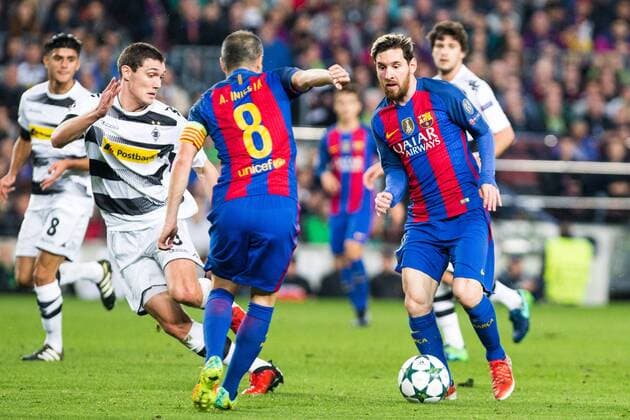 Fußball, CL, FC Barcelona - Borussia Mönchengladbach FC Barcelona Barca s Andres Iniesta, Leo Messi, VfL Borussia Monchengladbach s Andreas Christensen, Mahmoud Dahoud during Champions League match between Futbol Club Barcelona and VfL Borussia Mönchengladbach at Camp Nou Stadium in Barcelona , Spain. December 06, 2016.  (20161206002)