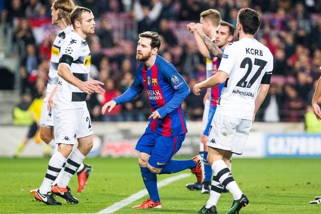 Fußball, CL, FC Barcelona - Borussia Mönchengladbach FC Barcelona Barca s Leo Messi , VfL Borussia Monchengladbach s Julian Korb during Champions League match between Futbol Club Barcelona and VfL Borussia Mönchengladbach at Camp Nou Stadium in Barcelona , Spain. December 06, 2016.  (20161206003)