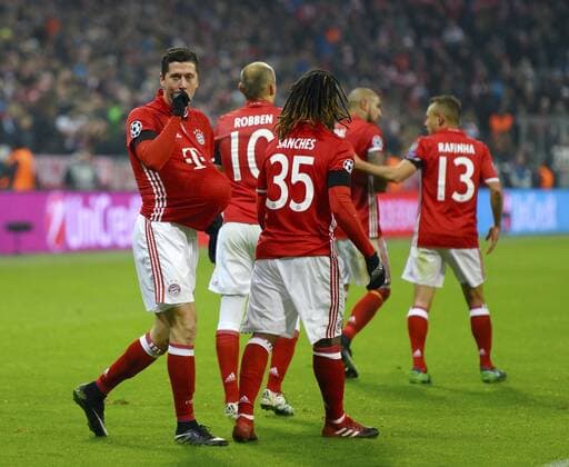 Bilder des Tages - SPORT 06.12.2016, Fussball Champions-League 2016 2017, Vorrunde 6.Spieltag, FC Bayern München - Atletico Madrid, in der Allianzarena München. Torjubel Robert Lewandowski (li, FC Bayern München). 