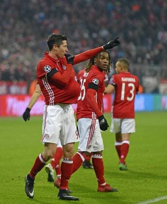 06.12.2016, Fussball Champions-League 2016 2017, Vorrunde 6.Spieltag, FC Bayern München - Atletico Madrid, in der Allianzarena München. Torjubel Robert Lewandowski (li, FC Bayern München). 
