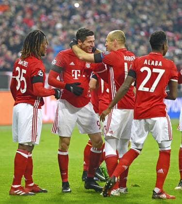 06.12.2016, Fussball Champions-League 2016 2017, Vorrunde 6.Spieltag, FC Bayern München - Atletico Madrid, in der Allianzarena München. Torjubel Robert Lewandowski (2.v.li, FC Bayern München). mit Arjen Robben (FC Bayern München) und Renato Sanches (li, Bayern München). 