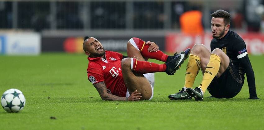 SOCCER - CL, Bayern vs Madrid MUNICH,GERMANY,06.DEC.16 - SOCCER - UEFA Champions League, group stage, FC Bayern Muenchen vs Atletico Madrid. Image shows Arturo Vidal (Bayern) and Yannick Carrasco (Atletico). GEPAxpictures xThomasxBachun