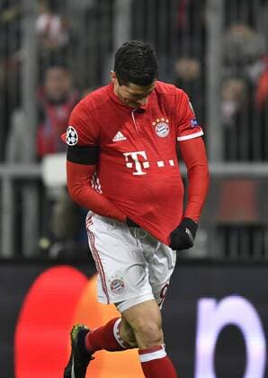 TOR zum 1:0 durch Robert Lewandowski FC Bayern München per Freistoß Torjubel schnappt sich Ball legt ihn unter Trikot Finger in Mund Babyjubel Champions League CL Gruppenphase FC Bayern München FCB vs Atletico Madrid 06.12.2016