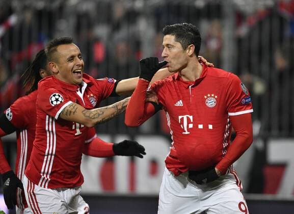 TOR zum 1:0 durch Robert Lewandowski FC Bayern München per Freistoß Torjubel schnappt sich Ball legt ihn unter Trikot Finger in Mund Babyjubel mit Rafinha FC Bayern München Champions League CL Gruppenphase FC Bayern München FCB vs Atletico Madrid 06.12.2016