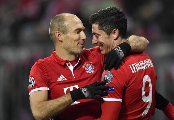 TOR zum 1:0 durch Robert Lewandowski FC Bayern München per Freistoß Torjubel mit Arjen Robben FC Bayern München Champions League CL Gruppenphase FC Bayern München FCB vs Atletico Madrid 06.12.2016