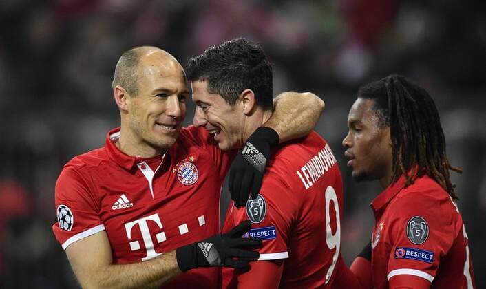 TOR zum 1:0 durch Robert Lewandowski FC Bayern München per Freistoß Torjubel mit Arjen Robben FC Bayern München Champions League CL Gruppenphase FC Bayern München FCB vs Atletico Madrid 06.12.2016