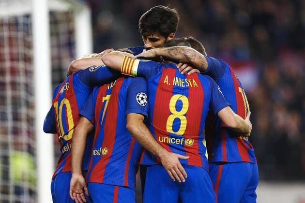 Fußball, CL, FC Barcelona - Borussia Mönchengladbach FC Barcelona Barca s players celebrate Argentinian striker Lionel Messi s 1-0 goal against Borussia Monchengladbach during their Champions League 6th round match at Camp Nou stadium in Barcelona, Catalonia, Spain, 06 December 2016. EFE Alejandro Garcia BARCELONA VS. BORUSSIA MONCHENGLADBACH !ACHTUNG: NUR REDAKTIONELLE NUTZUNG!  BCN001 20161206-636166564690960030