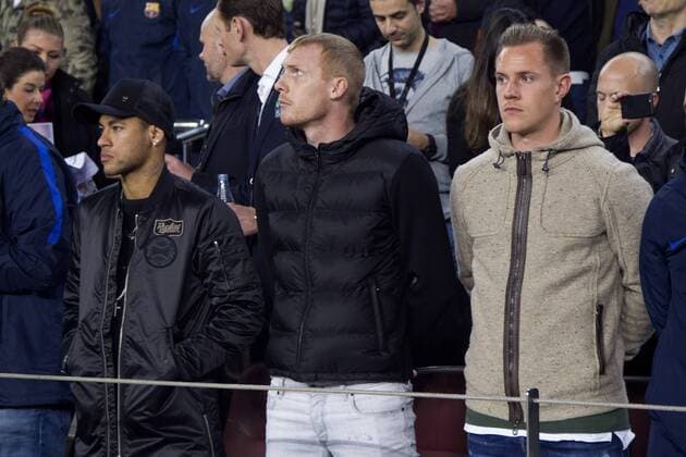 Fußball, CL, FC Barcelona - Borussia Mönchengladbach FC Barcelona Barca s Brazilian striker Neymar Jr, Jeremy Mathieu and Marc Andre ter Stegen watch the game during the Champions League 6th round match between FC Barcelona and Borussia Monchengladbach at Camp Nou stadium in Barcelona, Catalonia, Spain, 06 December 2016. BARCELONA VS. BORUSSIA MONCHENGLADBACH !ACHTUNG: NUR REDAKTIONELLE NUTZUNG!  BCN001 20161206-636166565413556662