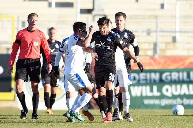 Fußball 3. Liga 17. Spieltag Sportfreunde Lotte - MSV Duisburg am 04.12.2016 im FRIMO Stadion in Lotte Baris Özbek Oezbek (Duisburg) geht wütend Wütend vom Platz und legt sich mit Nico Granatowski (Lotte) an. MT