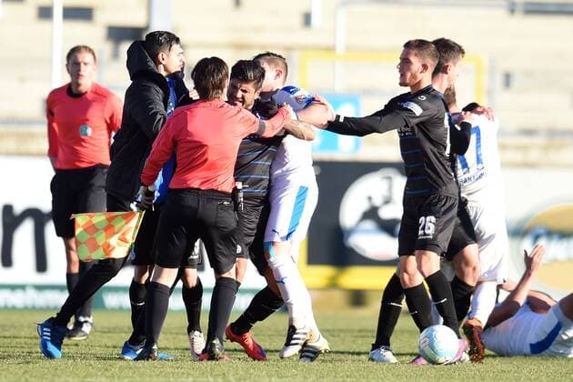 Fußball 3. Liga 17. Spieltag Sportfreunde Lotte - MSV Duisburg am 04.12.2016 im FRIMO Stadion in Lotte Baris Özbek Oezbek (Duisburg) geht wütend Wütend vom Platz und legt sich mit Nico Granatowski (Lotte) nan, Assistentin Kerstin Rafalski muss einschreiten. MT