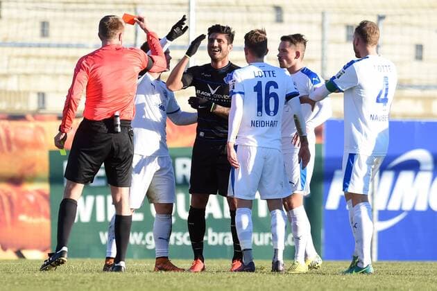 Fußball 3. Liga 17. Spieltag Sportfreunde Lotte - MSV Duisburg am 04.12.2016 im FRIMO Stadion in Lotte Baris Özbek Oezbek (Duisburg) bekommt von Schiedsrichter Robert Schröder Schroeder die gelb rote Karte. MT