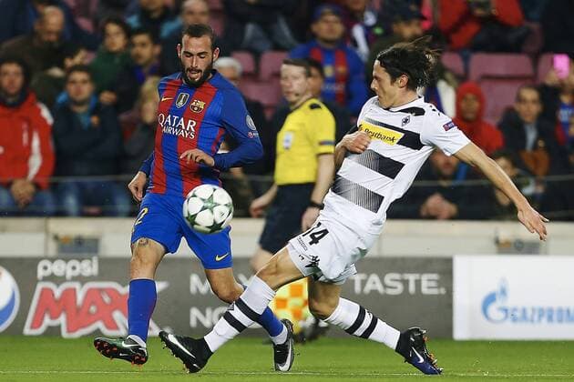 Fußball, CL, FC Barcelona - Borussia Mönchengladbach FC Barcelona Barca s Spanish defender Aleix Vidal (L) fights for the ball with Borussia Monchengladbach s German midfielder Nico Schulz during their Champions League 6th round match at Camp Nou stadium in Barcelona, Catalonia, Spain, 06 December 2016. BARCELONA VS. BORUSSIA MONCHENGLADBACH !ACHTUNG: NUR REDAKTIONELLE NUTZUNG!  BCN001 20161206-636166567964329013