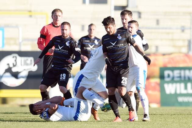 Fußball 3. Liga 17. Spieltag Sportfreunde Lotte - MSV Duisburg am 04.12.2016 im FRIMO Stadion in Lotte Baris Özbek Oezbek (Duisburg) bekommt von Schiedsrichter Robert Schröder Schroeder die gelb rote Karte. MT