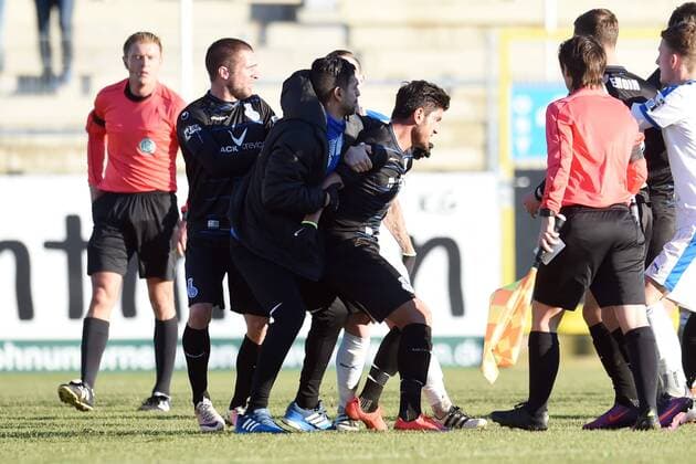 Fußball 3. Liga 17. Spieltag Sportfreunde Lotte - MSV Duisburg am 04.12.2016 im FRIMO Stadion in Lotte Baris Özbek Oezbek (Duisburg) ist kaum zu halten. MT