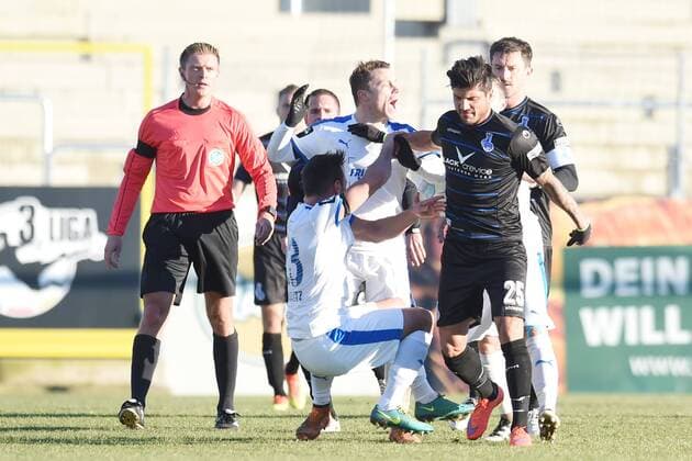 Fußball 3. Liga 17. Spieltag Sportfreunde Lotte - MSV Duisburg am 04.12.2016 im FRIMO Stadion in Lotte Baris Özbek Oezbek (Duisburg) gegen Alexander Langlitz (Lotte) und Nico Granatowski (Lotte). MT