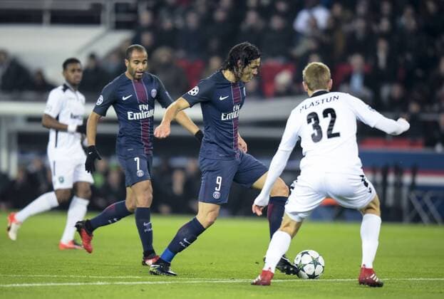 Fußball, CL, Paris St. Germain - Ludogorez Rasgrad Edinson Cavani ( PSG ) - Igos Plastun ( Ludogorets ) - Paris, Frankreich - FUssball, Champions League, Paris Saint Germain PSG vs. PFC Ludogorets Razgrad - 06 12 2016 FedericoPestellini Panoramic 
