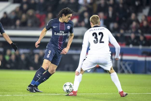 Fußball, CL, Paris St. Germain - Ludogorez Rasgrad Edinson Cavani ( PSG ) - Igos Plastun ( Ludogorets ) - Paris, Frankreich - FUssball, Champions League, Paris Saint Germain PSG vs. PFC Ludogorets Razgrad - 06 12 2016 FedericoPestellini Panoramic 