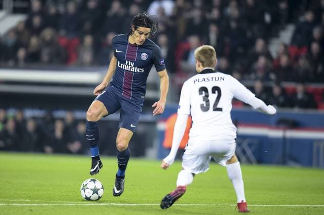 Fußball, CL, Paris St. Germain - Ludogorez Rasgrad Edinson Cavani ( PSG ) - Igos Plastun ( Ludogorets ) - Paris, Frankreich - FUssball, Champions League, Paris Saint Germain PSG vs. PFC Ludogorets Razgrad - 06 12 2016 FedericoPestellini Panoramic 